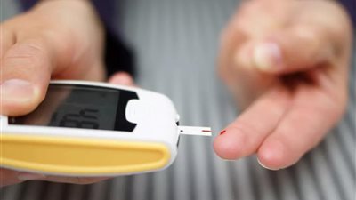 منها التنميل والحاجة للماء.. علامات تشير إلى مستوى السكر بالدم 