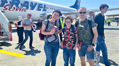 بالورود والموسيقى.. مطار الغردقة الدولي يستقبل أولى الرحلات الجوية القادمة من بولندا | صور