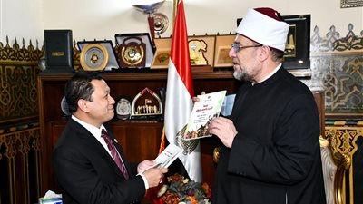 طلب ترجمتها إلى لغة الملايو.. سفير ماليزيا بالقاهرة يطلع على إنجازات الأوقاف في مجال الدعوة