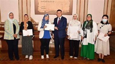 رئيس جامعة عين شمس يكرم الفائزين فى المسابقة الدولية جسر اللغة الصينية