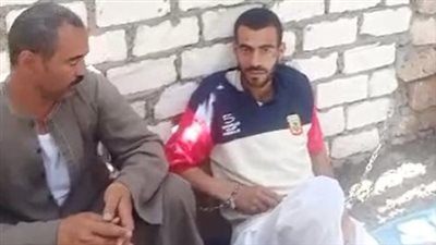 قيدوه بالسلاسل.. أسرة ضحية رفقاء السوء بـ قنا: باع أرضه وفقد عقله عشان المخدرات | بث مباشر 