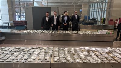 ضبط طبيب بمطار القاهرة حاول تهريب كمية كبيرة من مستلزمات طب الأسنان | صور