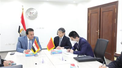 خالد عبد الغفار يبحث مع السفير الصيني دعم مركز التحكم والسيطرة على الأمراض