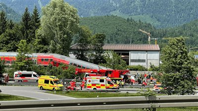 3 قتلى وإصابات خطيرة في حادث تحطم قطار قرب مدينة ميونخ الألمانية 