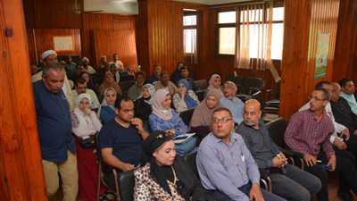 التأمين على الماشية يسلم شيكات التعويضات الخاصة لعملائه