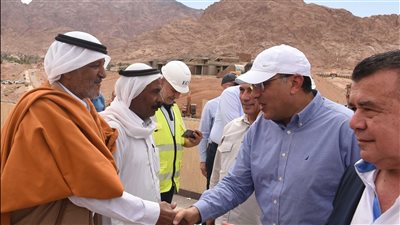رئيس الوزراء يلتقي مشايخ قبائل سانت كاترين: الأولوية في العمل بمشروع التجلي الأعظم لأهالي المنطقة