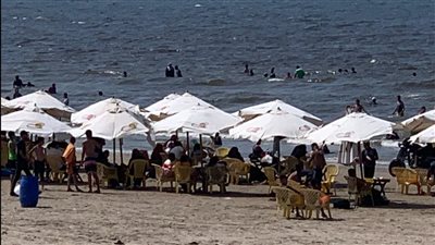 شاطئ بورسعيد كامل العدد في يوم العطلة الأسبوعية | صور وفيديو