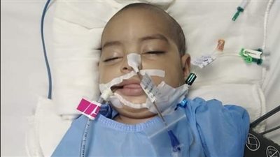 ابني بين الحياة والموت بسبب خطأ طبي بمستشفى الدمرداش.. أب يستغيث لعلاج نجله على نفقة الدولة