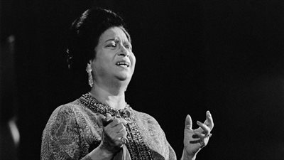 شاعر يسيء إلى أم كلثوم: صاحبت 11 رجلا.. واستغلت حب أحد الشعراء | فيديوجراف