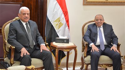 وزير التنمية المحلية يتابع مع محافظ السويس مشروعات الخطة الاستثمارية والسيطرة على ارتفاع الأسعار