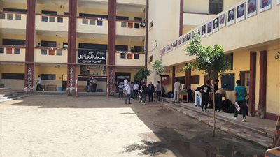 لحظة دخول طلاب وطالبات الأدبي بالثانوية الأزهرية للجان لأداء امتحاني الفقه والحديث| صور