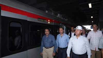 وزير النقل يتفقد مسار القطار الكهربائي الخفيف LRT قبل أيام من الافتتاح