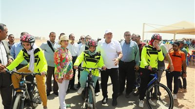 وزيرة البيئة ومحافظ الوادي الجديد يطلقان شارة بدء ماراثون الدراجات | صور 