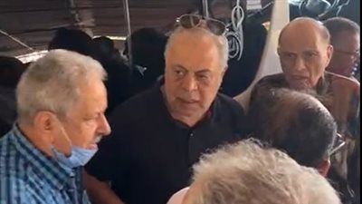 أشرف زكي أول الحضور في جنازة المنتج محسن علم الدين