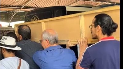 انتهاء صلاة الجنازة على المنتج محسن علم الدين