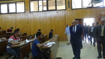 رئيس جامعة المنيا يتفقد لجان امتحانات الفرق النهائية لكلية الهندسة