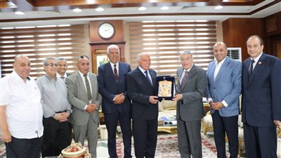 نقيب المعلمين يلتقي محافظ المنيا لبحث التعاون بين النقابة والمحافظة