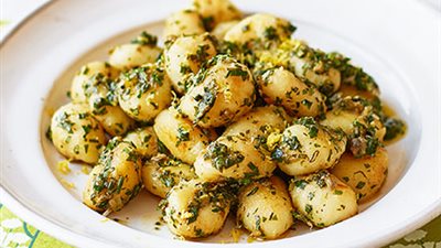 تعرف على طريقة عمل الجنوكتشي مع البازلاء واللحم في 10 دقائق