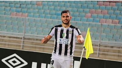 صراع ثلاثي بين سموحة والاتحاد وفيوتشر لضم الجزائري رياض بن عياد