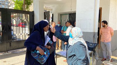 طلاب الثانوية الأزهرية أدبي يدخلون إلى اللجان لأداء امتحان اللغة الأجنبية الأولى