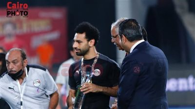 سرقة تصميم درع تكريم محمد صلاح من برنامج العباقرة.. ومتابعون: يعني هيعملوله تصميم خاص مثلًا | فيديوجراف