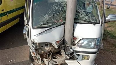 تصادم سيارة نقل بعامود إنارة بالطريق الزراعي في طوخ والتحفظ على سائقها