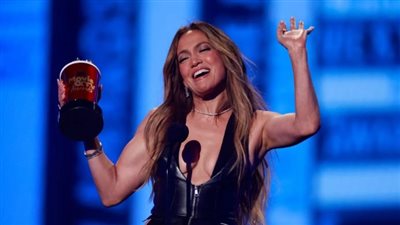 بكاء جينيفر لوبيز بعد حصولها على جائزة الجيل.. أبرز لقطات حفل MTV |صور