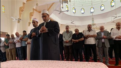 العشرات يؤدون صلاة الجنازة على شقيقة محافظ أسوان ببورسعيد | صور وفيديو 