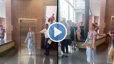 في ممر شرفي.. مدرسة بأكملها تودع معلمة تقاعدت بعد وصولها لسن الـ50 عامًا | فيديو