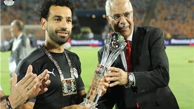 أول تعليق من الروائي عصام يوسف على واقعة تشابه درع تكريم محمد صلاح بـ كأس العباقرة