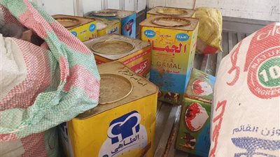 أبرزها سمن كريستال.. ضبط سيارة أغذية قبل تهريبها مواد فاسدة إلى ليبيا | صور
