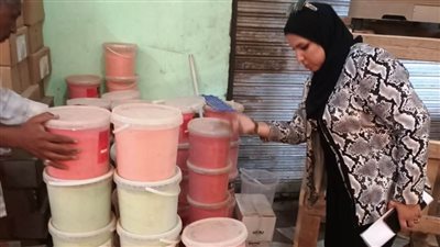 ضبط أغذية منتهية الصلاحية وغير صالحة للاستهلاك الآدمي بأسوان
