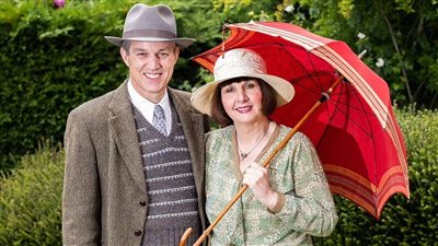 بملابس عتيقة والتخلي عن تكنولوجيا العصر.. زوجان ينغمسان في حياة الثلاثينات من القرن الماضي 