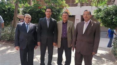 نائب رئيس جامعة بنها يتفقد سير الامتحانات بكلية الحقوق