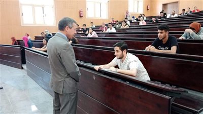 نائب رئيس جامعة جنوب الوادي يتفقد سير امتحانات كلية ألسن فرع الغردقة | صور