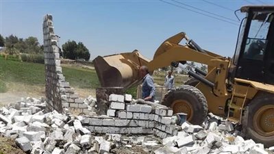 إزالة 70 حالة تعد بالبناء المخالف على الأراضي الزراعية في المنيا