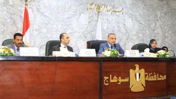 خلال اجتماع محافظ