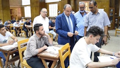 رئيس جامعة بني سويف يتفقد سير الامتحانات بكلية التجارة