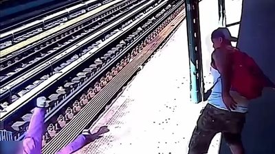 لحظة مروعة..فيديو يظهر رجل يمسك بامرأة ويقذفها على قضبان مترو الأنفاق