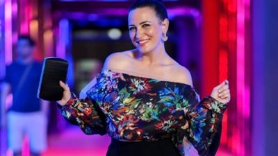 عايز اشنقك.. رسالة قاسية من متابع لريهام عبد الغفور والفنانة: يا ساتر