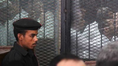 بينهم سيدة.. استكمال محاكمة 23 متهمًا في واقعة ادعاء تعذيب محتجزين داخل قسم شرطة السلام