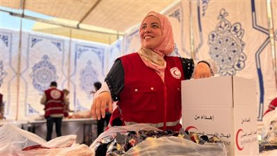 الهلال الأحمر تجهز 5000 سلة غذائية لتوزيعها على الأسر الأولى بالرعاية | صور 