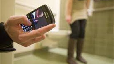 ضبط عامل ومدير مطعم بالساحل الشمالي سجلا فيديوهات للسيدات في الحمام 