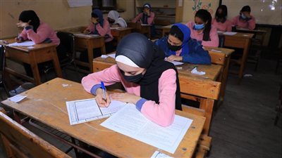 التعليم: اتخاذ الإجراءات القانونية حيال 25 طالبًا لحيازتهم هواتف داخل لجان الدبلومات الفنية