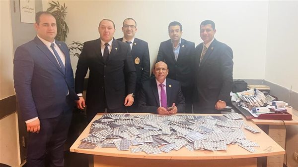  رجال الجمارك وضبط