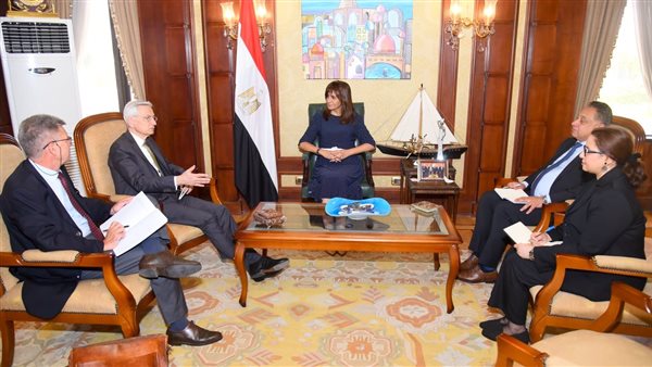 وزيرة الهجرة مع سفير