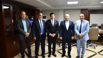 وزير الشباب الرياضة يلتقى رئيس الاتحاد الإفريقي للكاراتيه لبحث الاستعدادات لبطولة الدوري العالمي