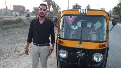  توك توك الخير.. مبادرة لتوصيل المرضى وأصحاب الحالات المزمنة إلى المستشفى بالمجان بسوهاج| فيديو وصور