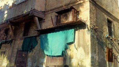 إصابة شخص في انهيار أجزاء من عقار بوسط الإسكندرية 