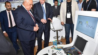 رئيس العربية للتصنيع يتفقد جناح الهيئة بالمعرض الطبي الإفريقي الأول صحة إفريقيا